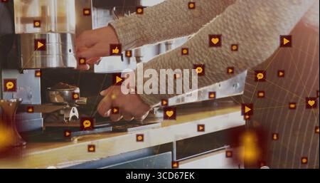 Barista verrouillant le porte-filtre dans la machine à café au comptoir du café, avec des icônes flottantes de médias sociaux Banque D'Images