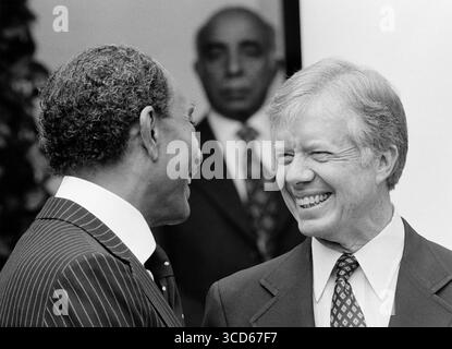 Le président américain Jimmy carter à droite avec le président égyptien Anwar Sadate à la Maison Blanche le 6 avril 1980 pour célébrer les accords de Camp David qui ont mis fin à la guerre israélo-égyptienne et sont entrés en vigueur quelques jours auparavant. Banque D'Images