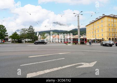Innsbruck, Autriche. 1er août 2025. Vue panoramique sur la Marktplatz dans le centre-ville Banque D'Images