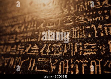 Hiéroglyphes égyptiens antiques sur pierre - sarcophage, écriture picturale Banque D'Images