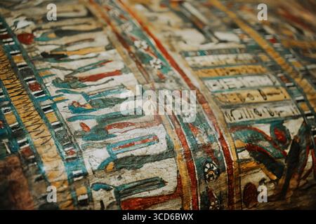 Anciens hiéroglyphes égyptiens sur bois Coffin - sarcophage, écriture picturale Banque D'Images