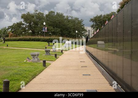 Veterans Memorial Park à Pensacola, Floride (Wall South), en hommage aux héros tombés au combat qui ont servi à la fois pendant la guerre du Vietnam et la guerre de Corée. Banque D'Images