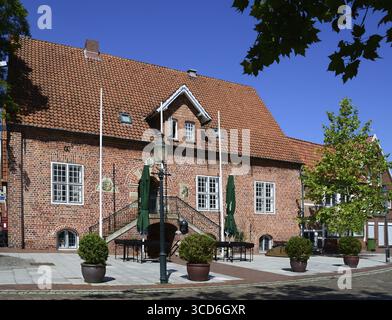 Hôtel de ville historique dans la vieille ville d'Otterndorf, basse-Saxe, Allemagne. Historisches Rathaus in der Altstadt von Otterndorf, Niedersachsen, Deutsch Banque D'Images