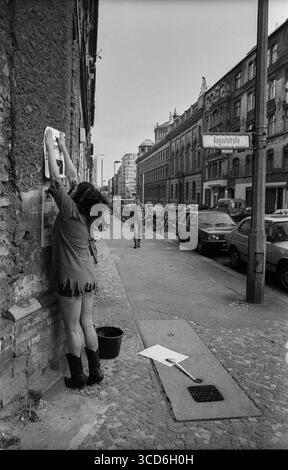 Allemagne, Berlin, 12 juin 1992, Auguststrasse / Tucholskystrasse, Street scene, affiche collée Banque D'Images