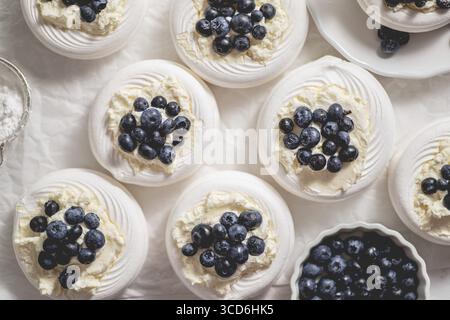 Mini-Pavlova meringue fait maison, fait de baies fraîches et de mascarpone, servi sur du papier blanc Banque D'Images
