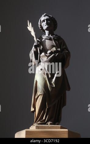 Saint Stephen statue sur l'autel dans l'église paroissiale de Saint Pierre et Paul à Oberstaufen, Allemagne Banque D'Images