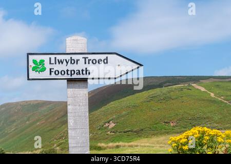 Panneau de sentier National Trust ou panneau de signalisation à Rhossili Bay sur la péninsule de Gower, pays de Galles du Sud, Royaume-Uni. Llwybr Troed Banque D'Images