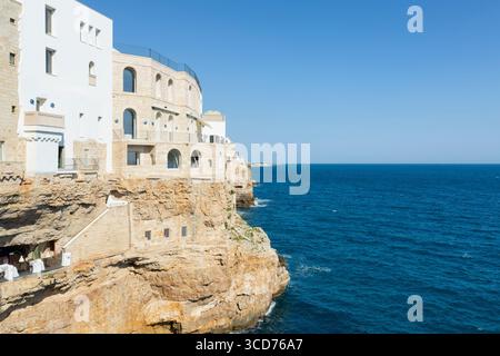 Restaurant dans une grotte à Polignano a Mare, Pouilles, Italie Banque D'Images
