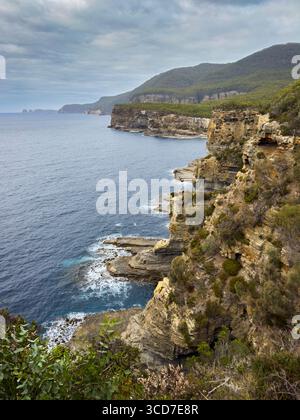 Vue sur la péninsule de Tasman à Devil's Kitchen dans le parc national de Tasman, Tasmanie, Australie. Banque D'Images