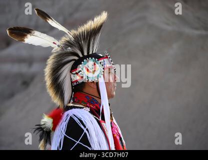 Buck Spotted Tail (Sicangu Lakota Oyate) dans ses regalia Grass Dance ; Badlands National Park, Dakota du Sud. Banque D'Images