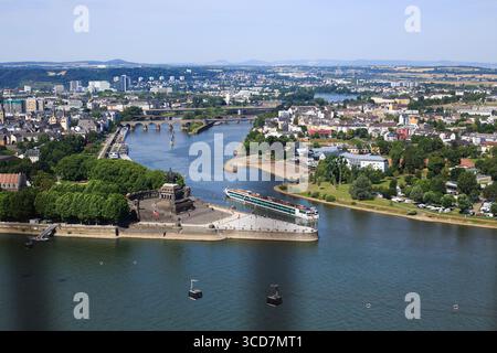 Vue sur le paysage depuis le sommet de la forteresse Ehrenbreitstein à Koblentz, donnant sur le Rhin et la Moselle, il y a un téléphérique qui vous emmène à Banque D'Images