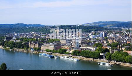 Vue sur le paysage depuis le sommet de la forteresse Ehrenbreitstein à Koblentz qui est la deuxième plus grande forteresse en Europe, il y a des croisières de passagers amarrées Banque D'Images