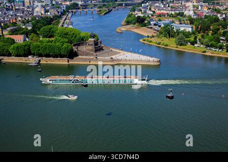 Vue en angle élevé de Koblentz, Germany.Taken de la forteresse avec vue fantastique sur le Rhin et la Moselle avec des bateaux de croisière Banque D'Images