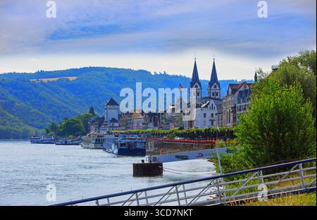 Boppard, Allemagne 20-07-25. Jolie ville de Boppard, un arrêt pour les bateaux d'excursion qui naviguent sur le Rhin. L'église St Severus domine la ville Banque D'Images