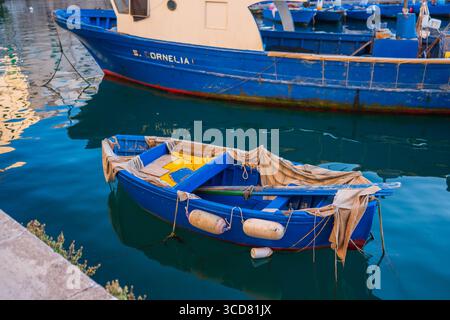 Coucher de soleil de Porto Antico, le vieux port historique de Monopoli, Italie Banque D'Images