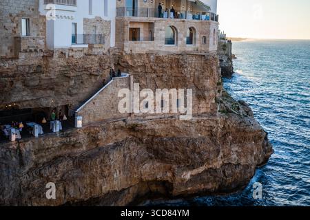 Grotta Palazzese restaurant et côte à Polignano a Mare, Italie Banque D'Images