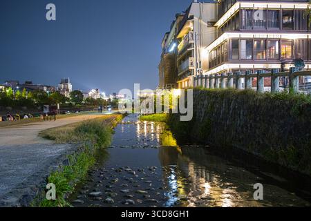 Canal peu profond coulant sur le côté ouest de la rivière Kamogawa la nuit, quartier Nakagyo, Kyoto, Kansai, Honshu, Japon Banque D'Images