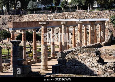 Ruines romaines antiques avec colonnes de pierre et arches de briques à Mérida, Espagne Banque D'Images