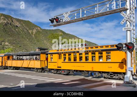 Durango, Colorado, États-Unis - 23 mai 2025 : autocars d'époque sur un train à voie étroite Durango et Silverton quittant la gare Banque D'Images