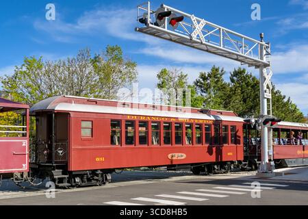 Durango, Colorado, États-Unis - 23 mai 2025 : train à voie étroite Durango et Silverton quittant la gare au centre de Durango. Banque D'Images