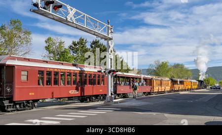 Durango, Colorado, États-Unis - 23 mai 2025 : train à voie étroite Durango et Silverton quittant la gare au centre de Durango. Banque D'Images