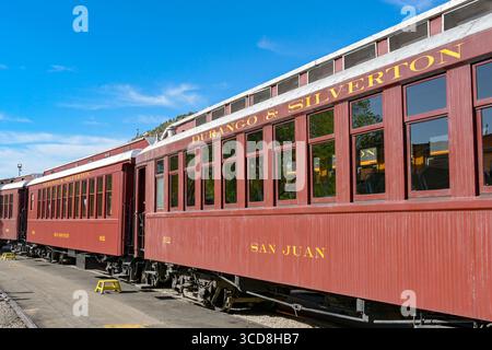 Durango, Colorado, États-Unis - 23 mai 2025 : autocars d'époque sur un train à voie étroite Durango et Silverton quittant la gare Banque D'Images