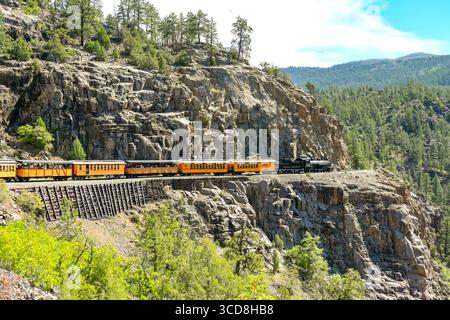 Durango, Colorado, États-Unis - 23 mai 2025 : vue panoramique d'une machine à vapeur sur le chemin de fer à voie étroite Durango et Silverton tirant un train d'autocars Banque D'Images