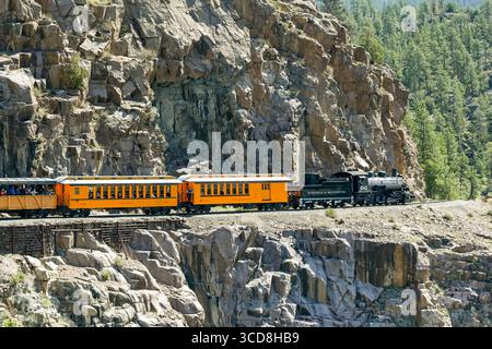 Durango, Colorado, États-Unis - 23 mai 2025 : vue panoramique d'une machine à vapeur sur le chemin de fer à voie étroite Durango et Silverton tirant un train d'autocars Banque D'Images