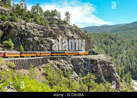Durango, Colorado, États-Unis - 23 mai 2025 : vue panoramique d'une machine à vapeur sur le chemin de fer à voie étroite Durango et Silverton tirant un train d'autocars Banque D'Images
