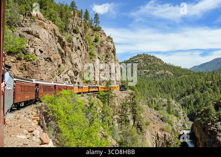 Durango, Colorado, États-Unis - 23 mai 2025 : vue panoramique d'une machine à vapeur sur le chemin de fer à voie étroite Durango et Silverton tirant un train d'autocars Banque D'Images