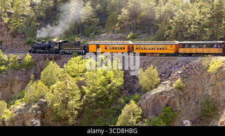 Durango, Colorado, États-Unis - 23 mai 2025 : vue panoramique d'une machine à vapeur sur le chemin de fer à voie étroite Durango et Silverton tirant un train d'autocars Banque D'Images