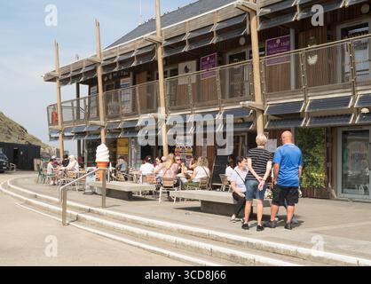Les gens assis devant le café à Seaham Harbour Banque D'Images