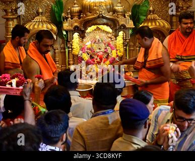 Mumbai, Inde. 12 août 2025. MUMBAI, INDE - 12 AOÛT : des dévots visitent le temple Siddhivinayak à l'occasion de l'Angarki Chaturthi à Prabhadevi le 12 août 2025 à Mumbai, Inde. (Photo par Anshuman Poyrekar/Hindustan Times/Sipa USA) crédit : Sipa USA/Alamy Live News Banque D'Images