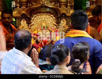 Mumbai, Inde. 12 août 2025. MUMBAI, INDE - 12 AOÛT : des dévots visitent le temple Siddhivinayak à l'occasion de l'Angarki Chaturthi à Prabhadevi le 12 août 2025 à Mumbai, Inde. (Photo par Anshuman Poyrekar/Hindustan Times/Sipa USA) crédit : Sipa USA/Alamy Live News Banque D'Images