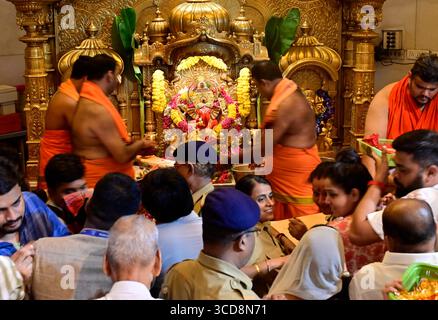 Mumbai, Inde. 12 août 2025. MUMBAI, INDE - 12 AOÛT : des dévots visitent le temple Siddhivinayak à l'occasion de l'Angarki Chaturthi à Prabhadevi le 12 août 2025 à Mumbai, Inde. (Photo par Anshuman Poyrekar/Hindustan Times/Sipa USA) crédit : Sipa USA/Alamy Live News Banque D'Images