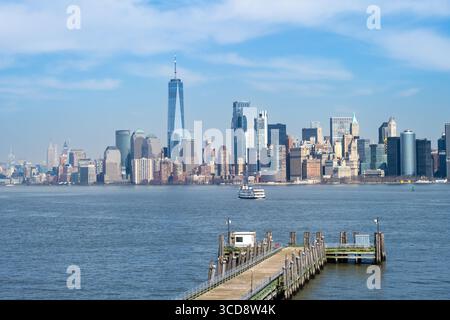 Vue depuis l'embarcadère de Liberty Island en direction de Manhattan, New York City Banque D'Images
