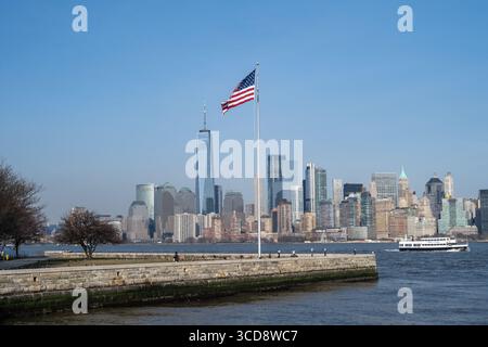 Vue du coin de Liberty Island en direction de Manhattan, New York Banque D'Images