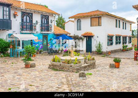 Une place pittoresque de style colonial à Pueblito Boyacense, Duitama. Avec des maisons animées, des rues pavées et une charmante fontaine. Banque D'Images