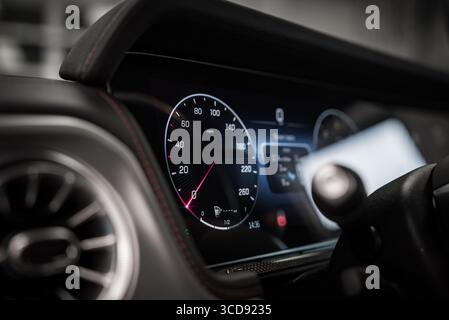 Gros plan du tableau de bord de voiture moderne avec affichage numérique du compteur de vitesse Banque D'Images