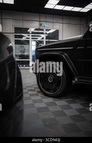 Gros plan de la Mercedes AMG G classe G noire dans la salle d'exposition moderne Banque D'Images