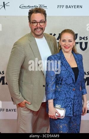 Munich, Allemagne. 12 août 2025. Jan van Weyde et Jasmin Schwiers. La première cinématographique du CANOË DE MANITOU le 12 août 2025, au Mathaeser Kino de Munich. Crédit : dpa Picture alliance/Alamy Live News Banque D'Images