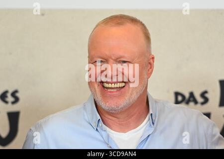 Munich, Allemagne. 12 août 2025. Stefan RAAB, image unique, motif unique recadré, portrait, portrait, portrait. Première cinématographique du CANOË DE MANITOU le 12 août 2025 au Mathaeser Kino de Munich. Crédit : dpa Picture alliance/Alamy Live News Banque D'Images