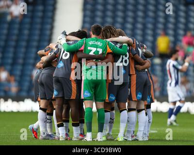 Birmingham, Royaume-Uni. 12 août 2025. L'équipe du comté de Derby se caucus avant le match entre West Bromwich Albion et Derby County dans la Coupe EFL, première ronde aux Hawthorns. Crédit : Mitch Davidson/Alamy Live News Banque D'Images
