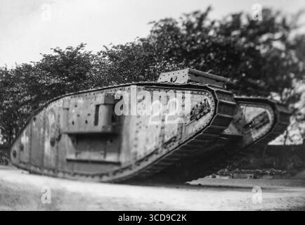 Une photographie d'époque vintage de la première Guerre mondiale d'un char britannique Mark IV, portant le numéro de série 22. Banque D'Images