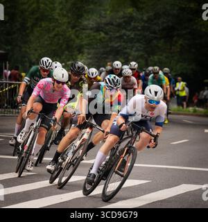 Hommes lors de la course cycliste CRCA Grant’s Tomb Criterium 2025, New York. La Century Road Club Association (CRCA), le plus grand club de course cycliste des États-Unis datant de 1898, parraine la course de début de saison dans les rues fermées de la ville de New York sur Riverside Drive et 120th Street autour de Grant’s Tomb dans le coin nord-ouest de la ville. Selon le CRCA, plus de 330 hommes, femmes, jeunes et maîtres professionnels et amateurs (35+ à 65+) se sont inscrits à l’événement d’une journée. Photo montrer les hommes de catégorie 3 / 4 s'éloignant de la tombe sur Riverside Drive, pendant leur après-midi de 50 minutes Criterium Banque D'Images