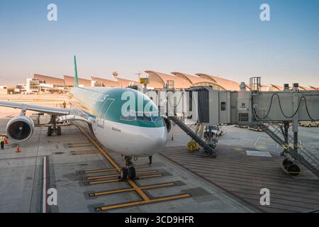Aer Lingus Airbus A330-302 EI-GAJ 'Mochuta' stationné aux portes ouest, terminal international Tom Bradley, aéroport international de Los Angeles, Los Angel Banque D'Images