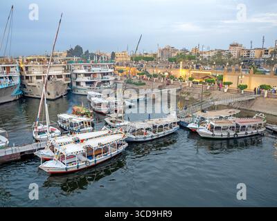 Bateaux amarrés sur le Nil à Louxor Banque D'Images