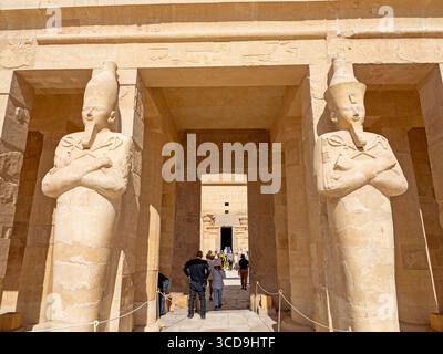 Statues à l'entrée du temple mortuaire d'Hatshepsout Banque D'Images