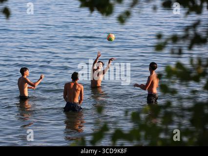 Pékin, Chine. 9 août 2025. Les gens jouent au volley-ball dans le lac de Bracciano en Italie, 9 août 2025. Crédit : Li Jing/Xinhua/Alamy Live News Banque D'Images