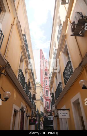 turquie istanbul 25 juin 2025. Rue étroite colorée dans un quartier animé Banque D'Images
